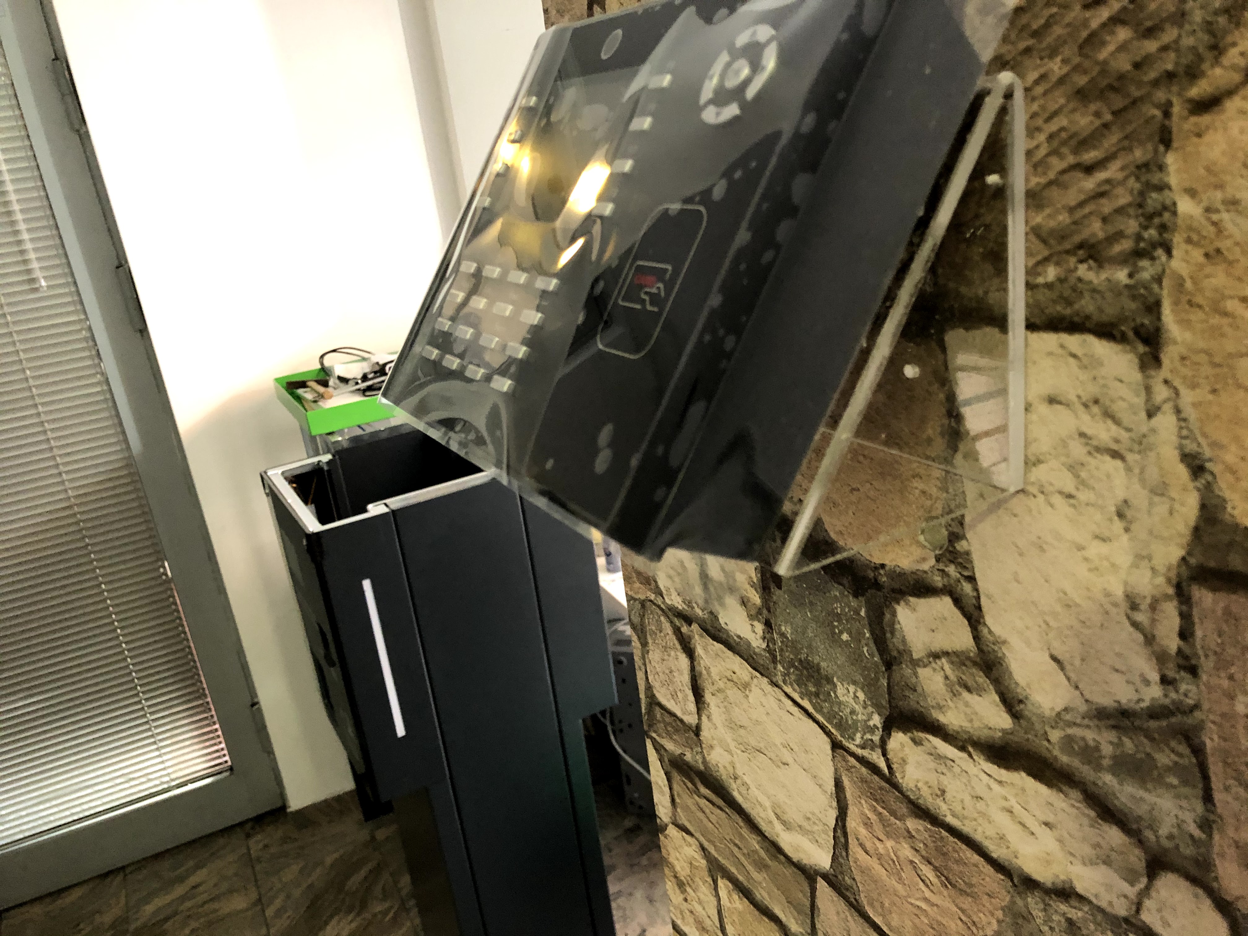 Detalj opreme na radnom stolu.